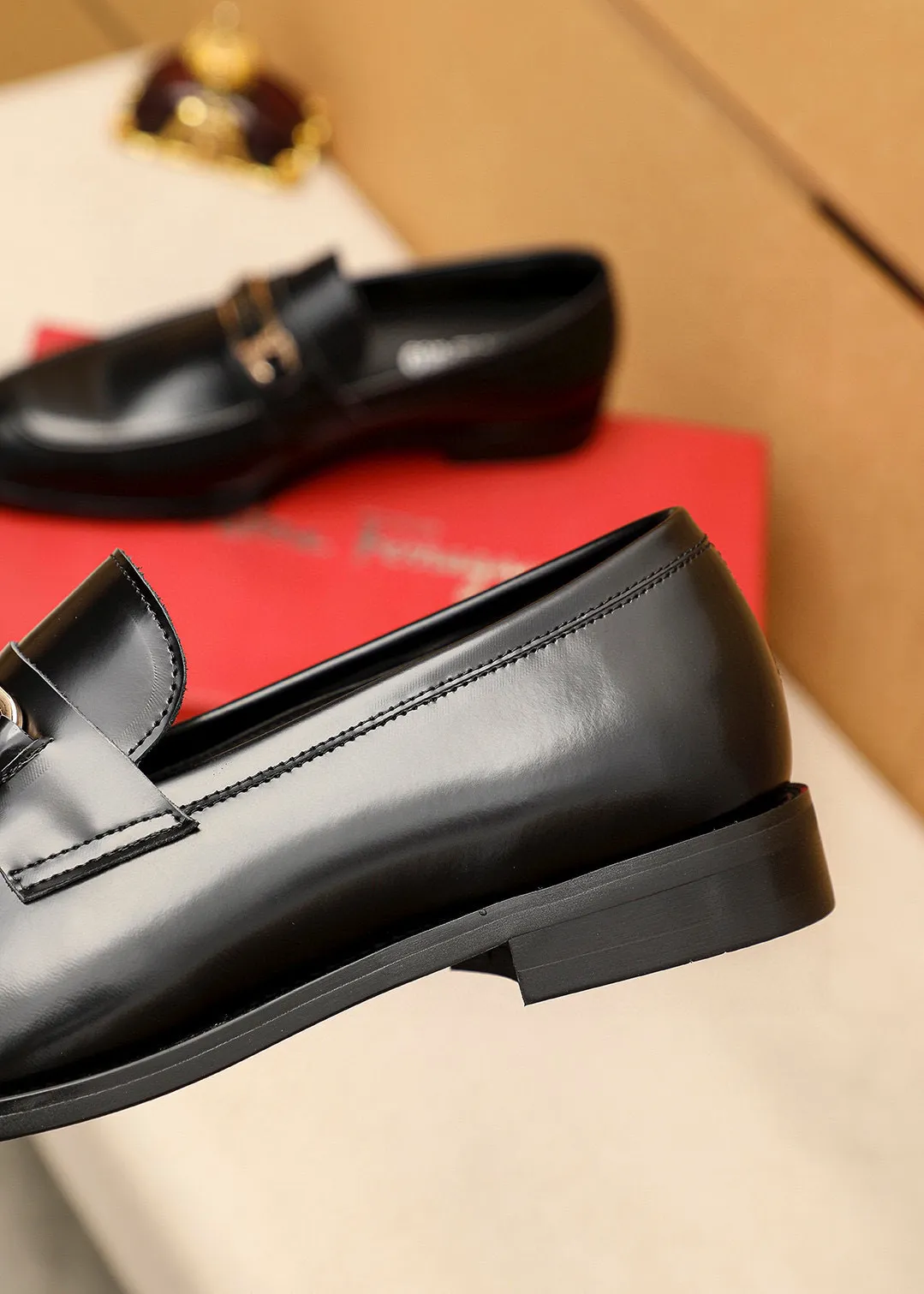 Men's shoes 💰460 💐 Product trademark: Ferragamo "Ferragamo" casual leather shoes Regular size: 38-44 (45.46🉑️customized) Product materials: Selected imported first-layer open-edge beaded cowhide leather upper + luxury hardware buckle, imported water-dyed cowhide leather lining. Strong three-dimensional visual effect, original rubber outsole Color: 1⃣️color optional